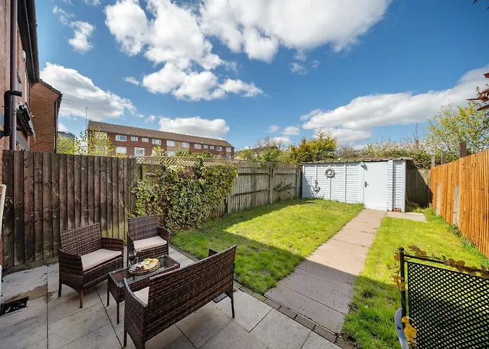 Stylish 3 Bed House, Large Garden, Parking, Wifi - Esho Stays