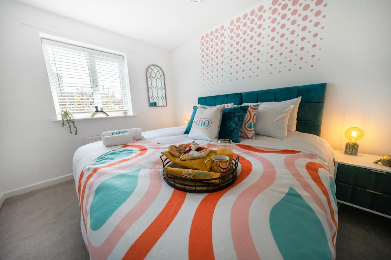 Stylish 3 Bed House, Large Garden, Parking, Wifi - Esho Сasa de vacaciones *