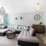 Stylish 3 Bed House, Large Garden, Parking, Wifi - Esho Stays