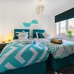 Stylish 3 Bed House, Large Garden, Parking, Wifi - Esho Stays