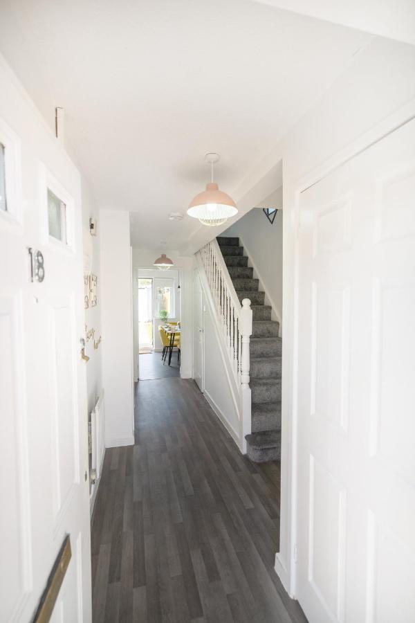 Holiday home Stylish 3 Bed House, Large Garden, Parking, Wifi - Esho