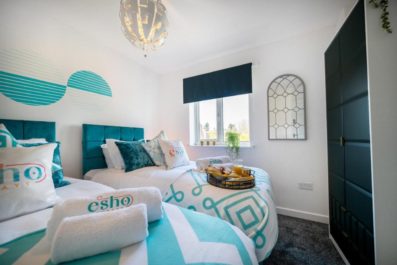 Stylish 3 Bed House, Large Garden, Parking, Wifi - Esho Holiday home Coventry