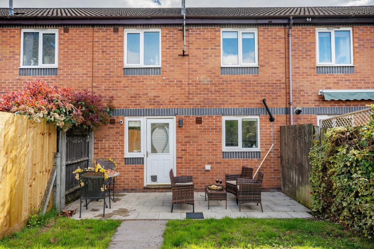 Stylish 3 Bed House, Large Garden, Parking, Wifi - Esho Coventry
