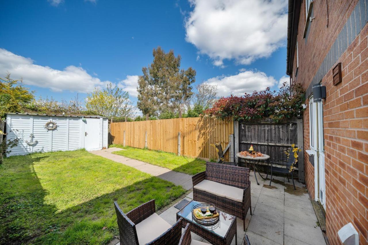 Stylish 3 Bed House, Large Garden, Parking, Wifi - Esho * Coventry
